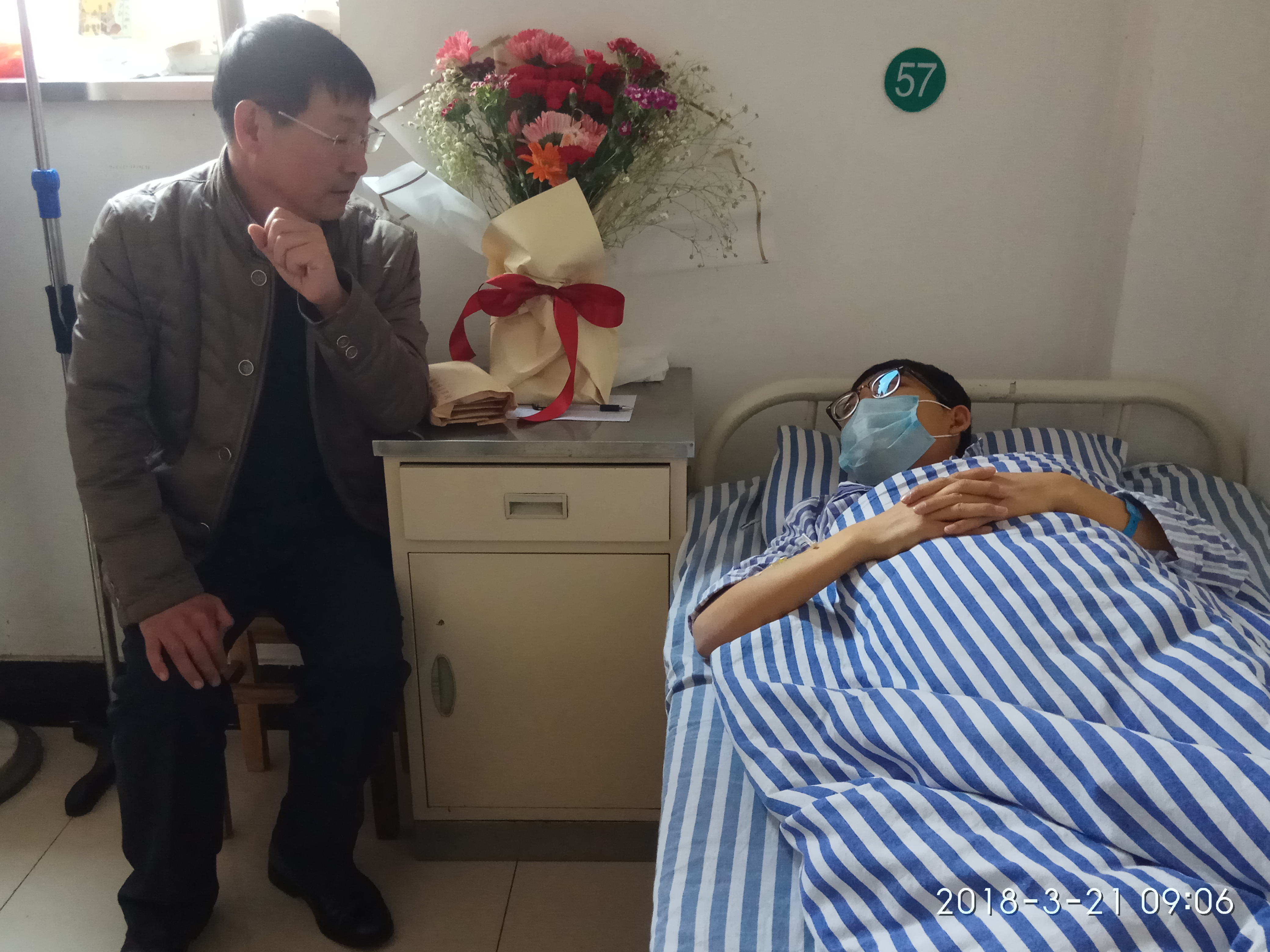 在医院里,张福喜向霍文博同学及其家长详细了解了他
