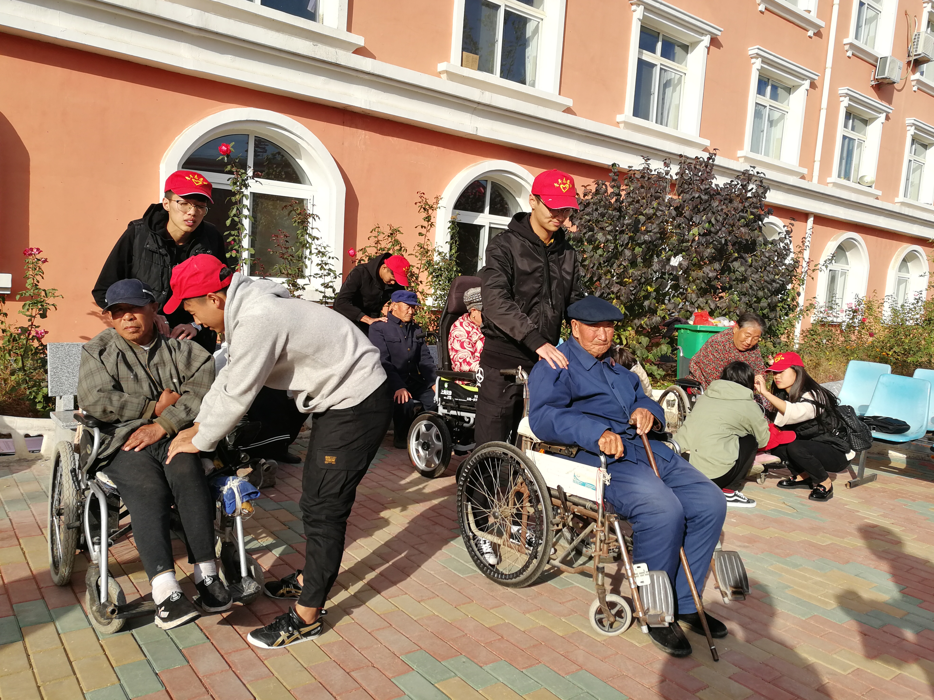 体育系举办"尊老敬老,筑爱夕阳"爱心公益活动