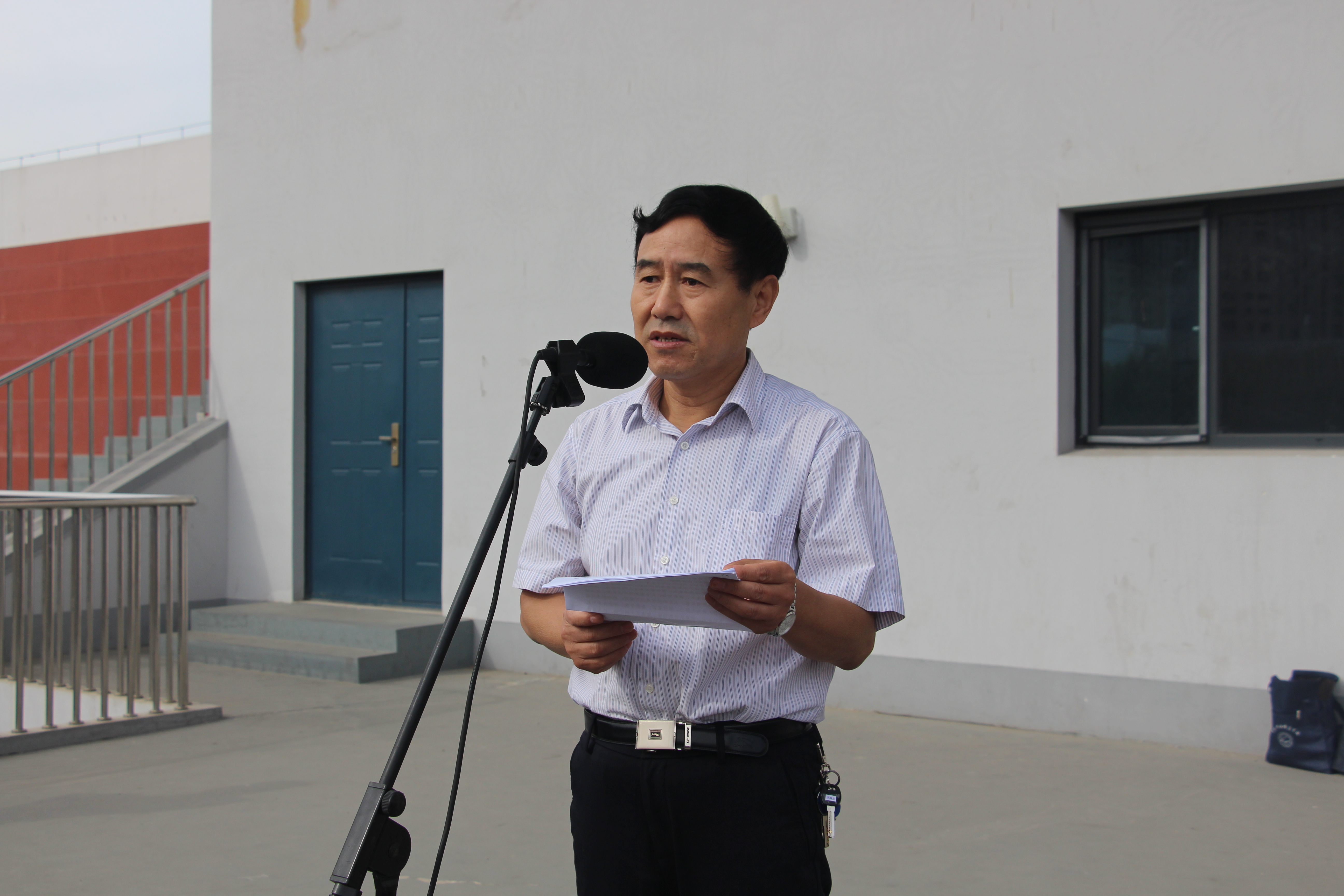 我校隆重举行新生军训汇演暨开学典礼