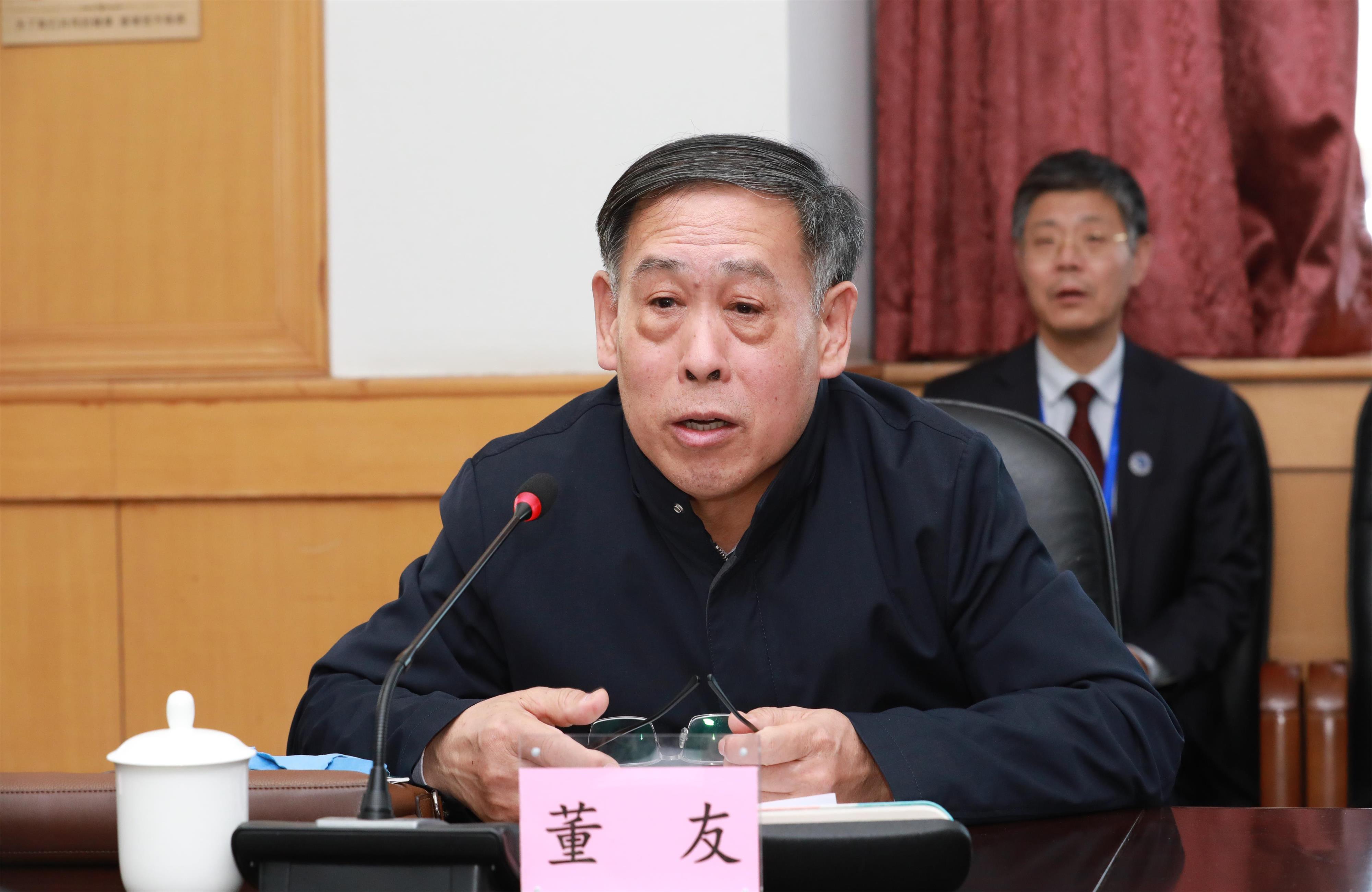 专家组组长董友代表专家组向我校反馈意见