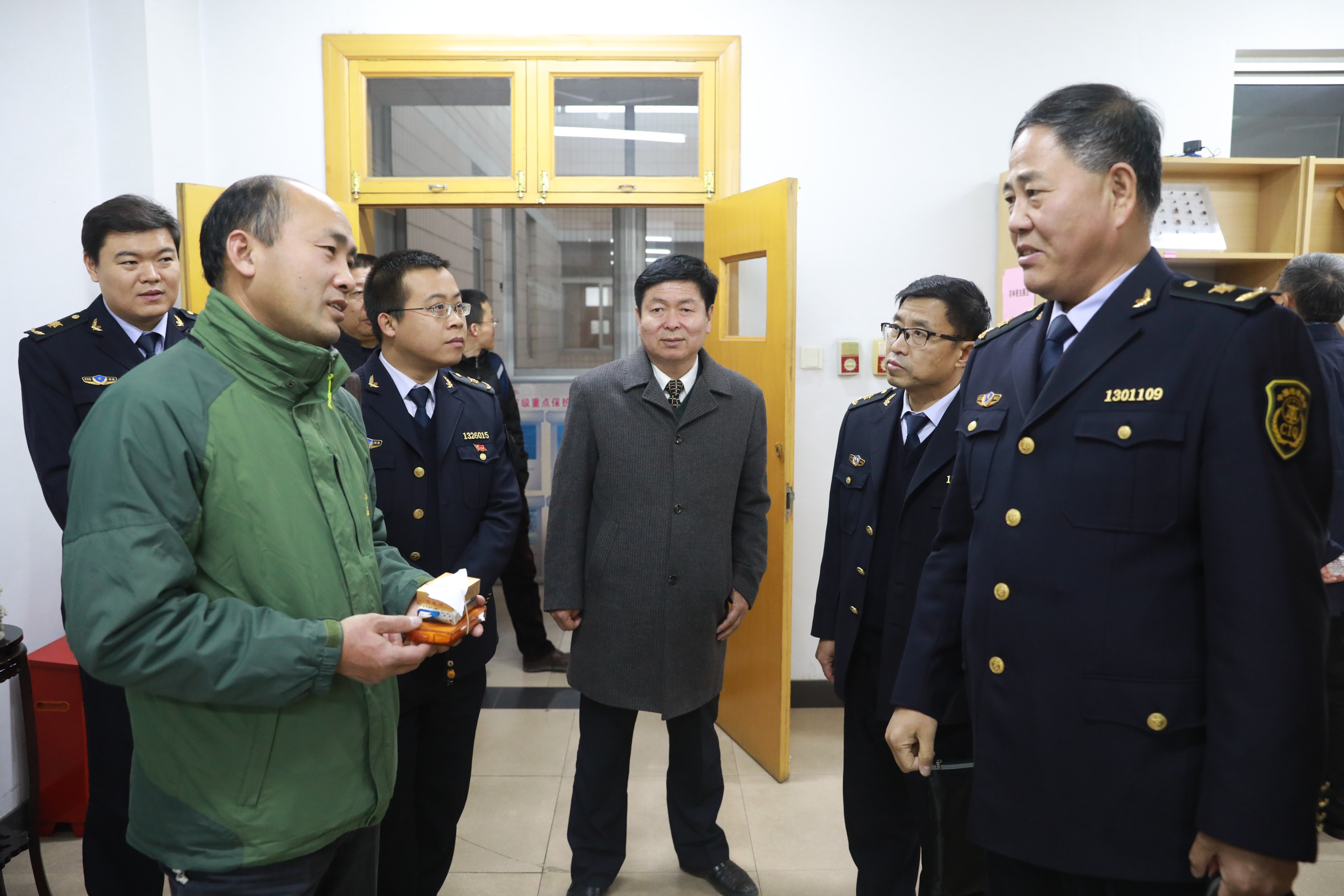 座谈结束后,张进杰主任,聂维忠处长向学校相关专业教师赠送了《中国国