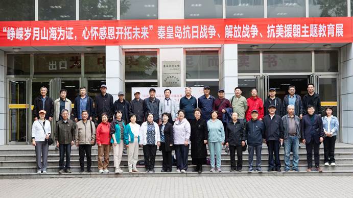 参观展览合影