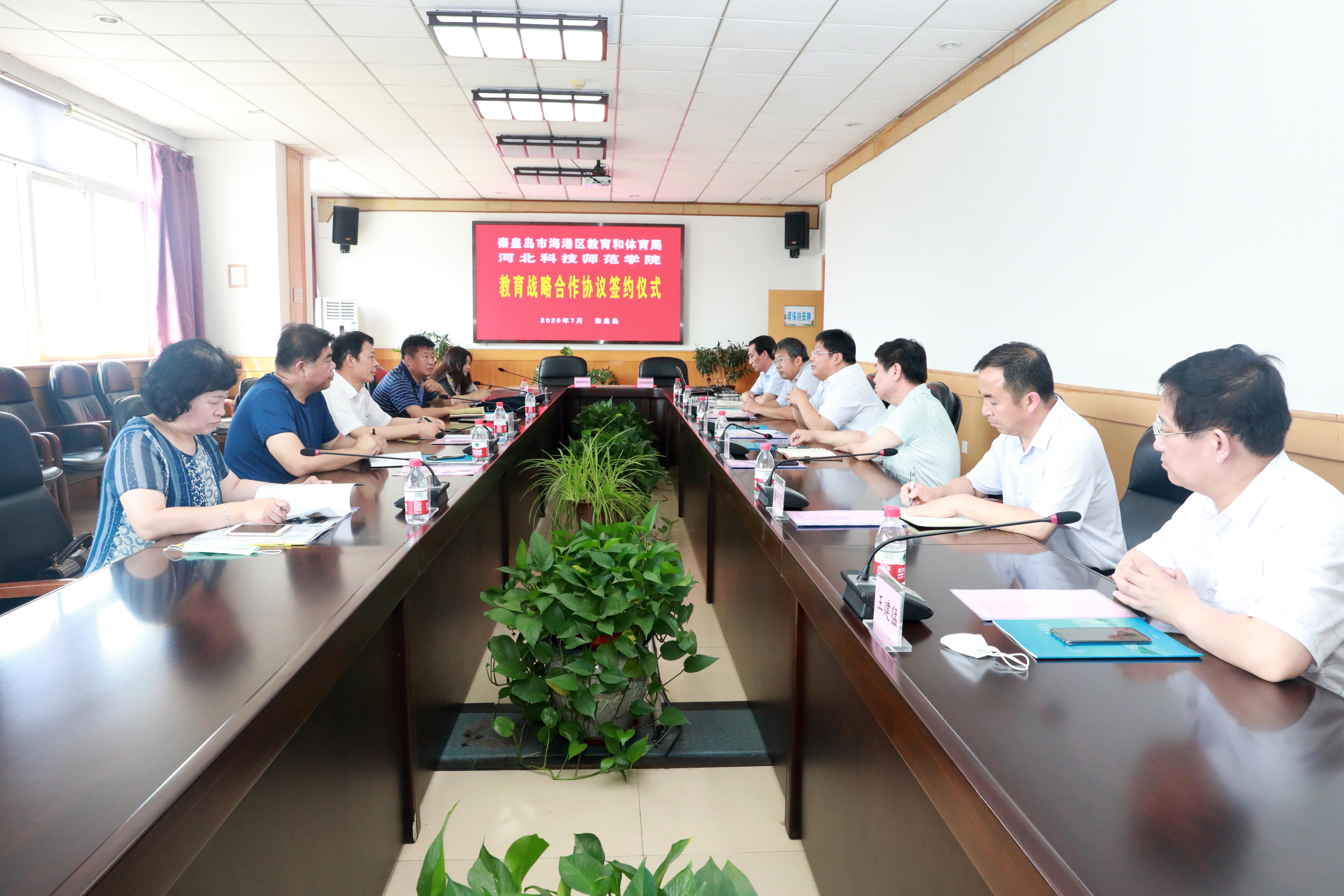 郭鸿涌,晁迎锋分别代表校地双方签署了教育战略合作协议.(朱洪亮)