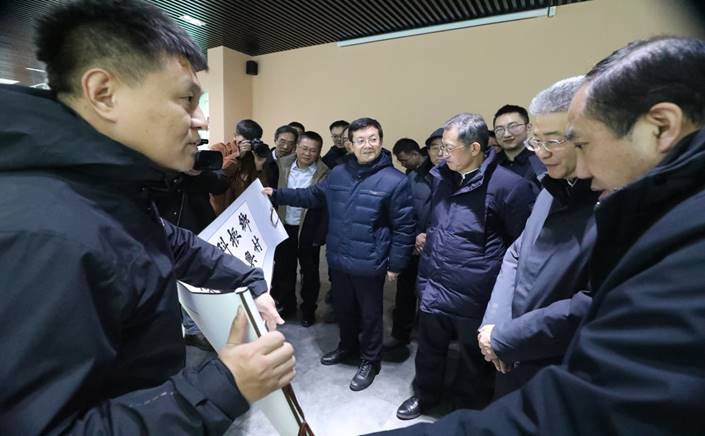 说明: C:\Users\xcb\Desktop\2023年12月26日我校领导向教育部副部长展示乡村振兴书法.jpg 说明: C:\Users\xcb\Desktop\2023年12月26日我校领导向教育部副部长展示乡村振兴书法.jpg