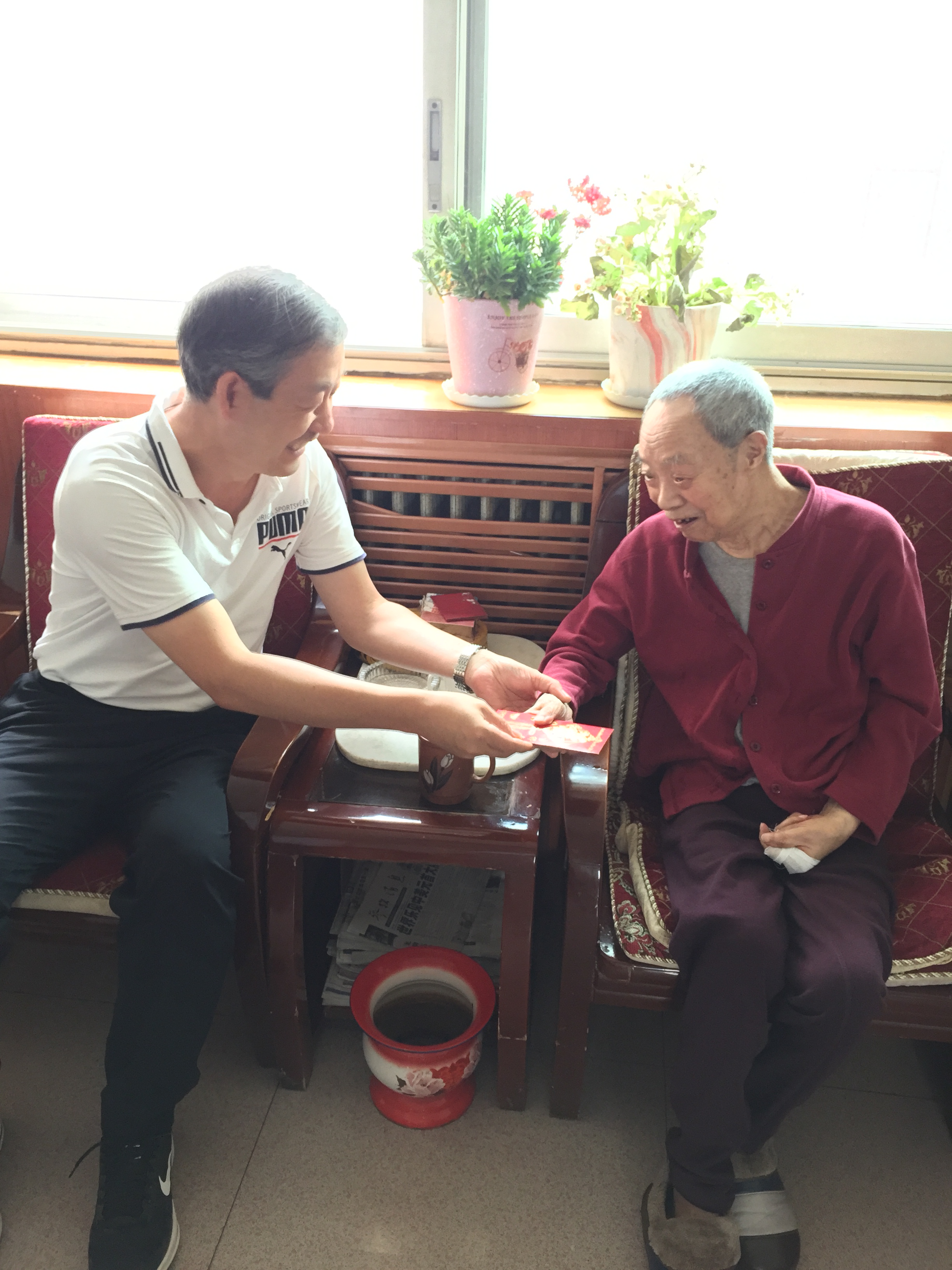 校领导走访慰问老党员