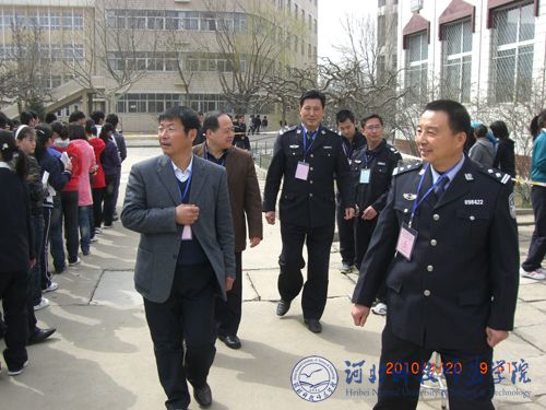 图为昌黎县公安局国保大队长赵国运在考场外巡视