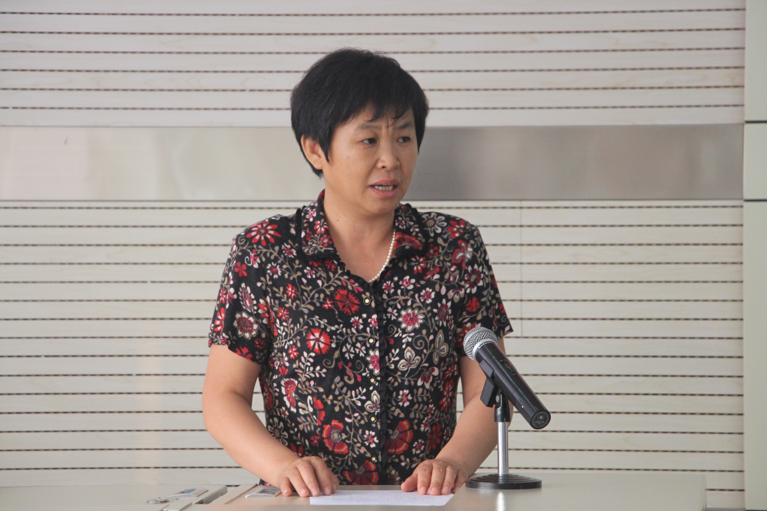 闫立英作表态发言